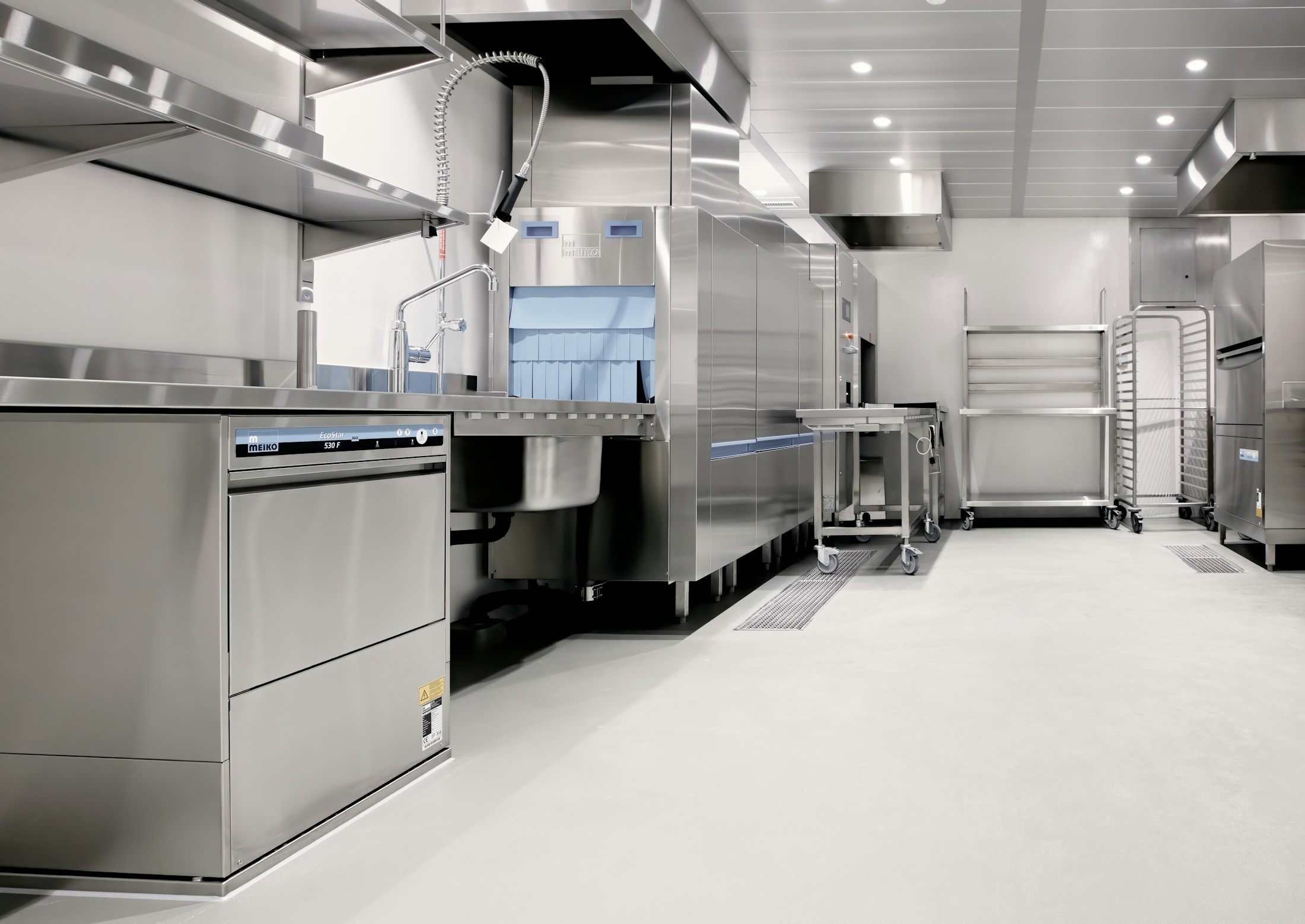 Cocina profesional con equipos de acero inoxidable